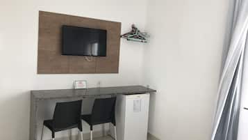 Frigobar, escrivaninha, cortinas blackout, ferros/tábuas de passar roupa