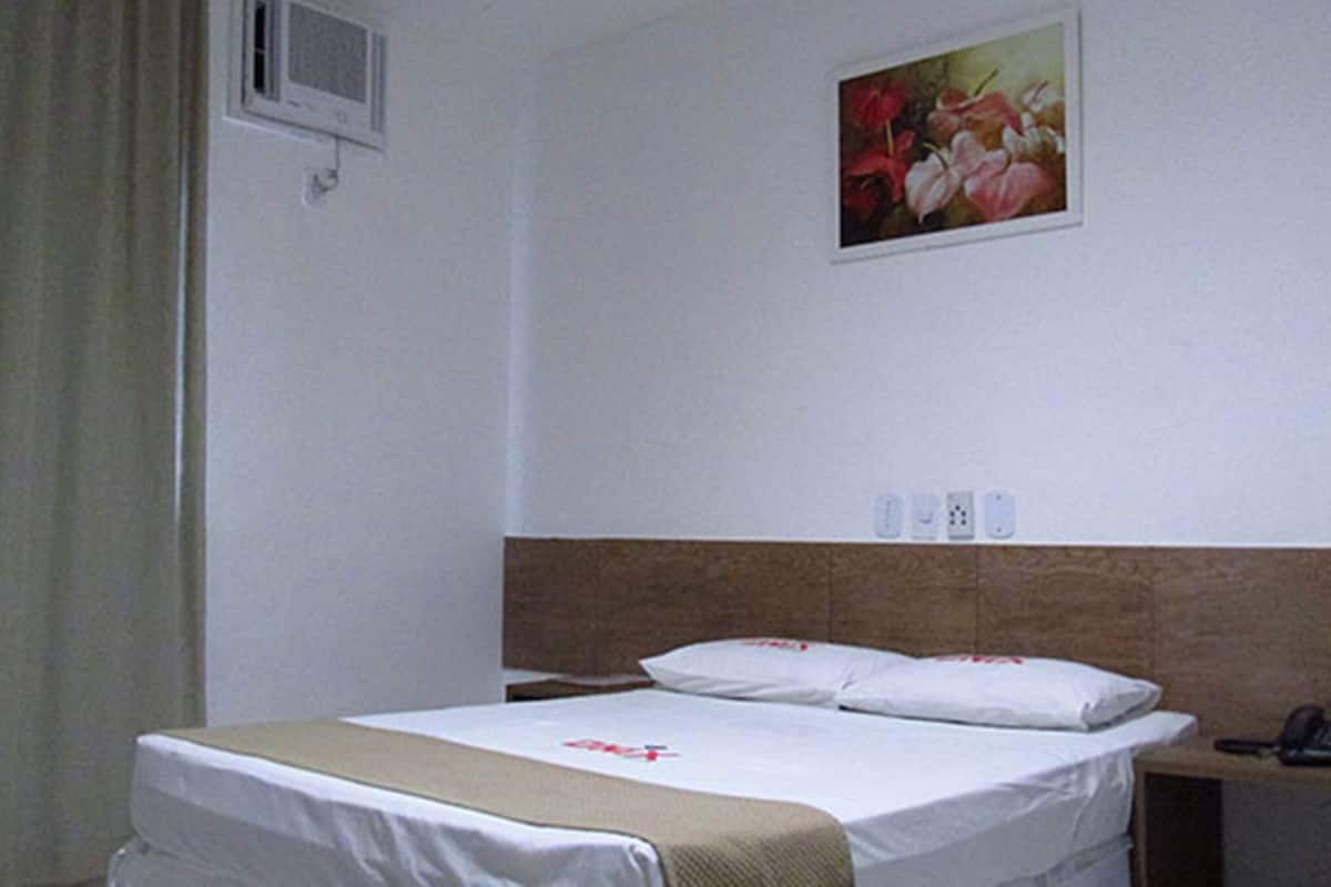 Minibar, Schreibtisch, Verdunkelungsvorhänge, Bügeleisen/Bügelbrett
