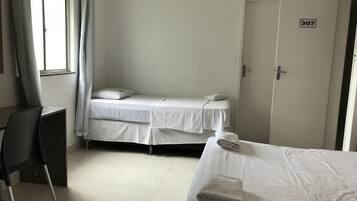 Quarto triplo | Frigobar, escrivaninha, cortinas blackout, ferros/tábuas de passar roupa