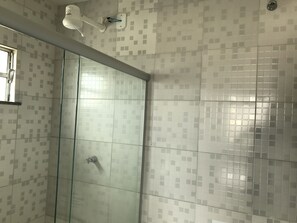 Een douche, een haardroger, handdoeken