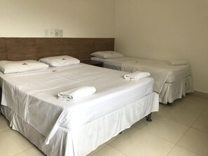 Minibar, escritorio, cortinas opacas y tabla de planchar con plancha