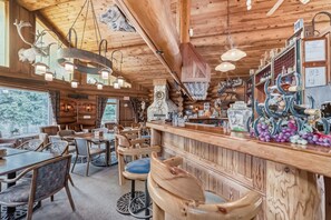 Bar (on property) - Terracana Ranch Resort (Valemount)