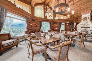 Lounge - Terracana Ranch Resort  (Valemount)