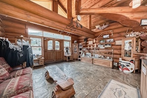 Lobby sitting area - Terracana Ranch Resort (Valemount)