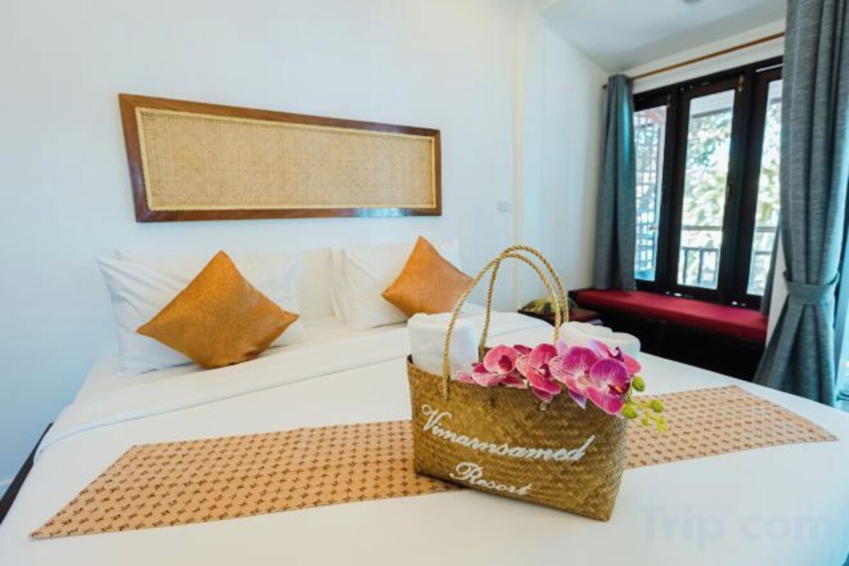 Minibar, blackout curtains, free WiFi, bed sheets