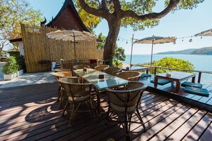 Se sirven desayunos, almuerzos y cocina tailandesa (con vistas al mar) 