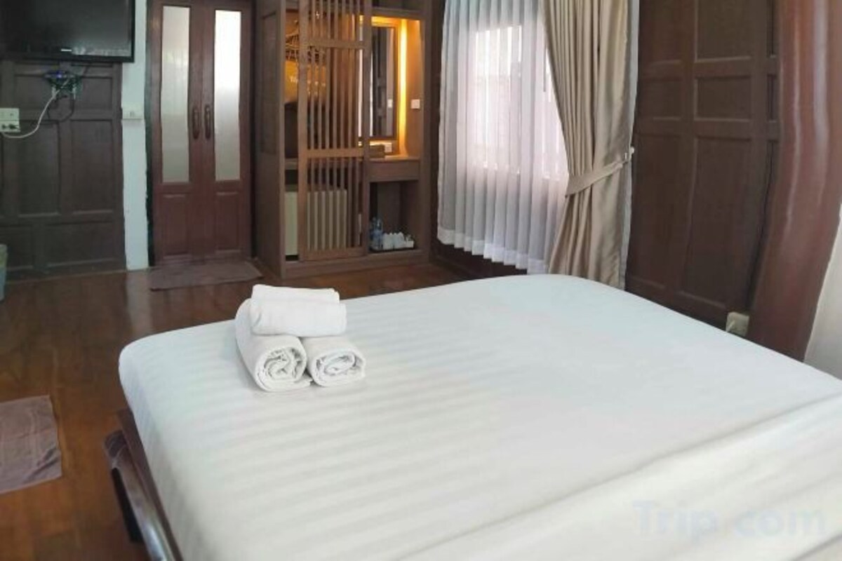 Minibar, blackout curtains, free WiFi, bed sheets