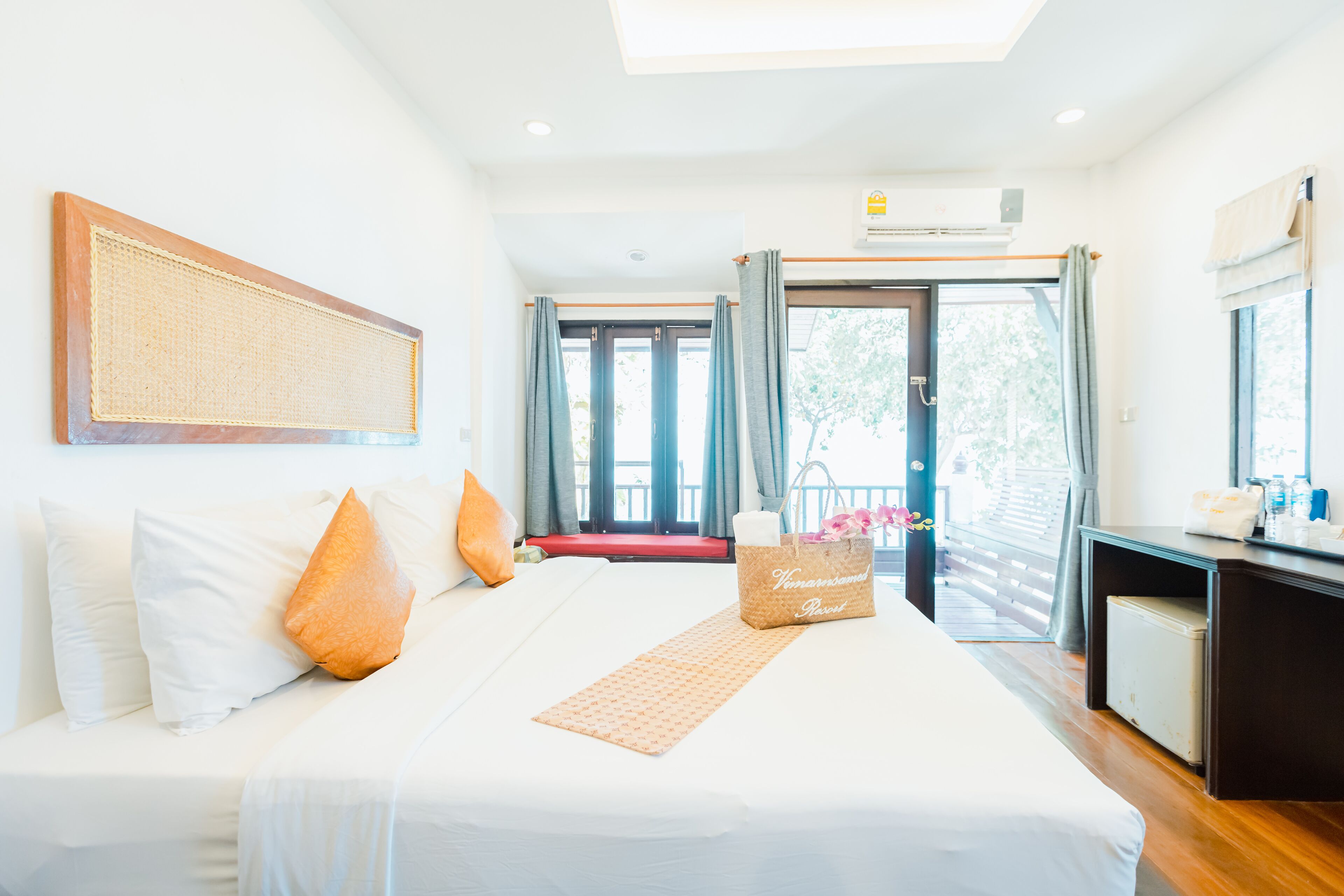 Una habitación de hotel con cama, escritorio y vistas al exterior.