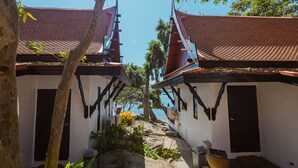 Ein traditionelles Gebäude mit Ziegeldach und einer Treppe, die zu einer Tür führt.