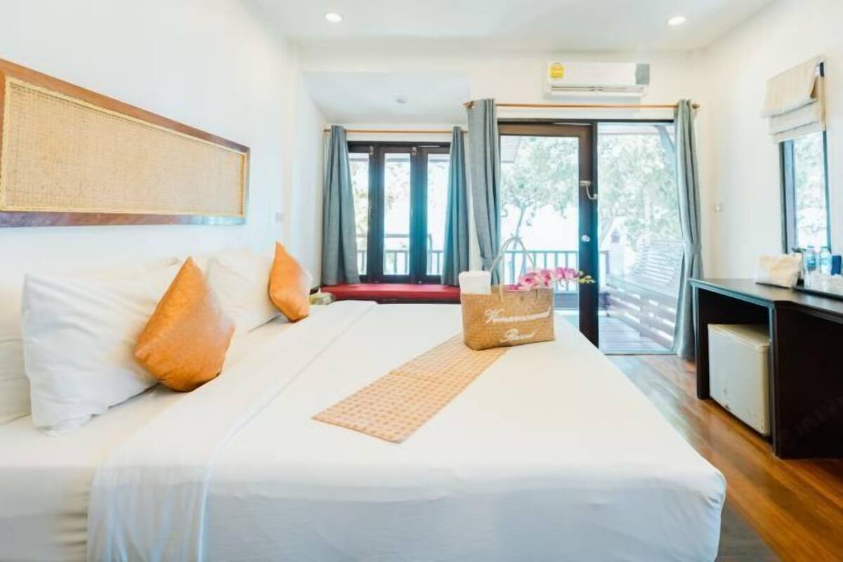 Minibar, tirai kedap cahaya, Wi-Fi gratis, dan seprai linen