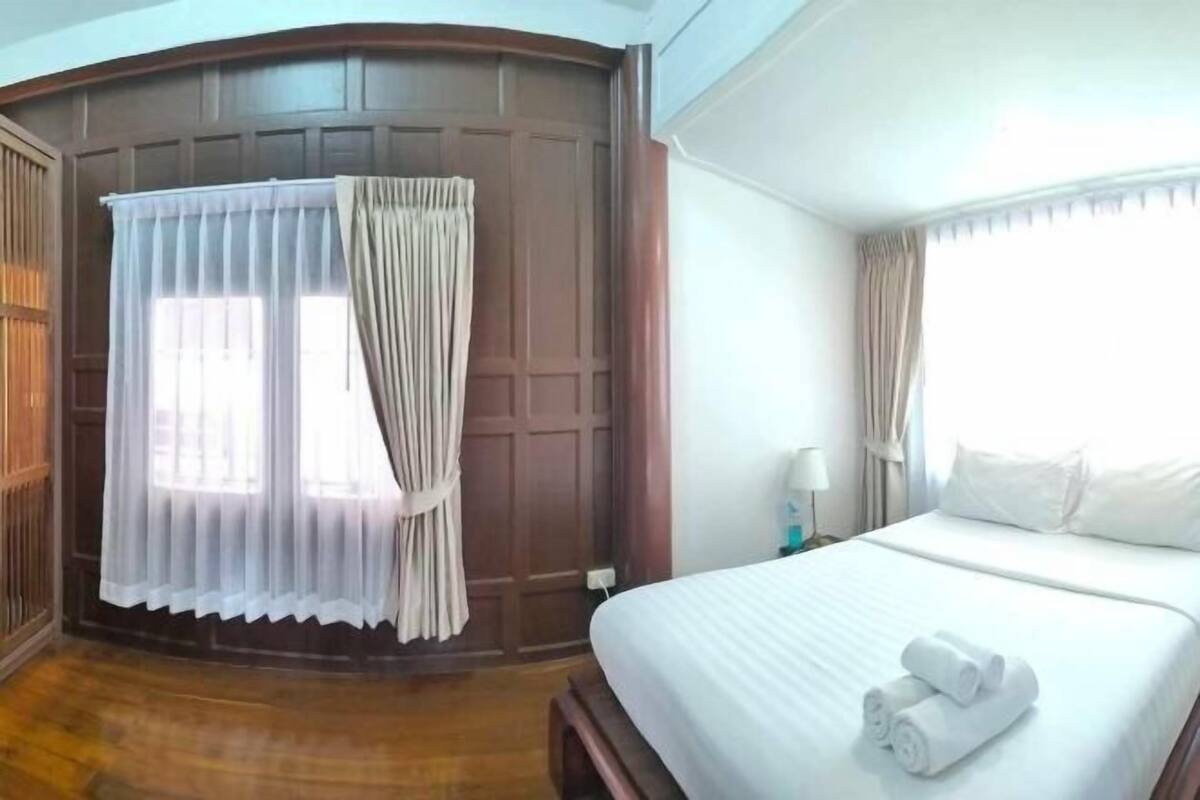 Minibar, tirai kedap cahaya, Wi-Fi gratis, dan seprai linen