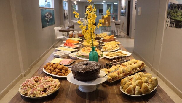 Una mesa de buffet con diversos alimentos y un pastel central.
