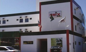A hotel with a sign reading "NIX HOTEL" and multiple flags. - Onix Hotel Aeroporto (Lauro de Freitas)
