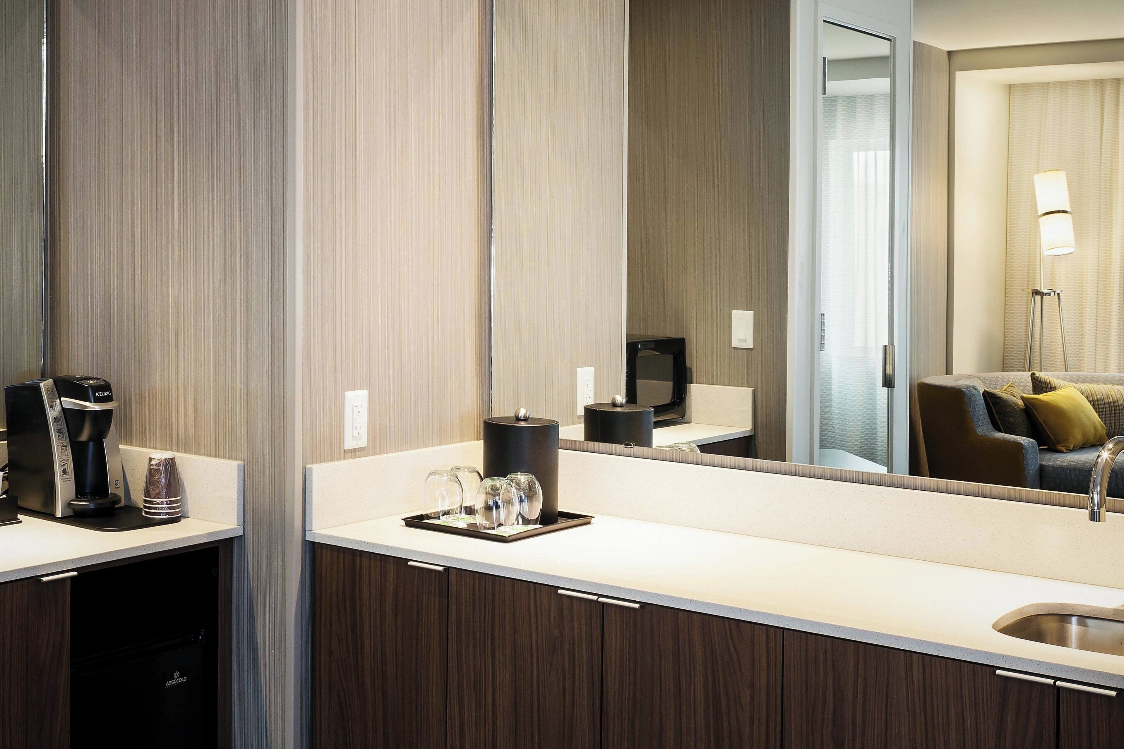 suite, 1 bedroom | bar (on property)