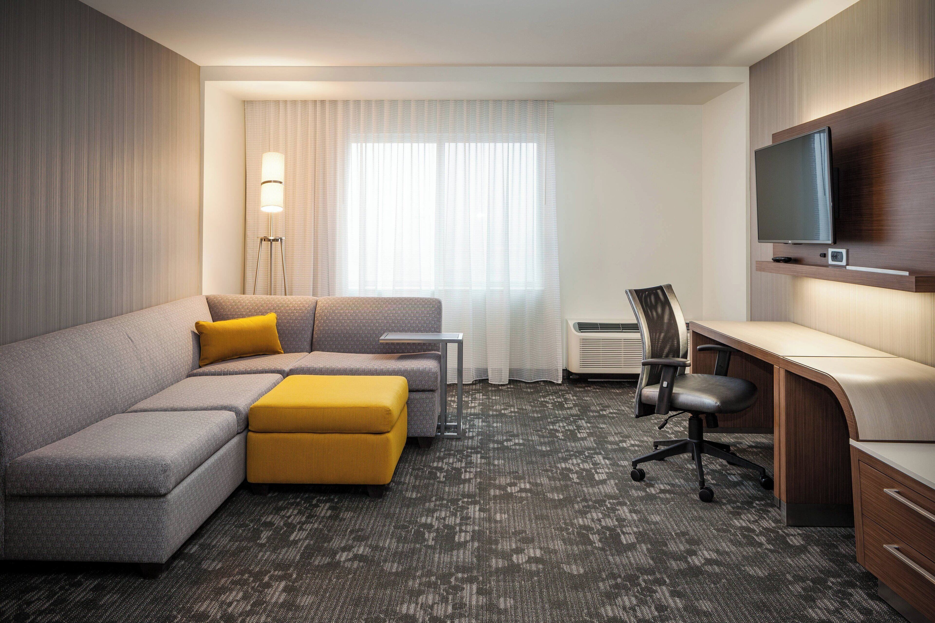 suite, 1 bedroom | living room | flat-screen tv