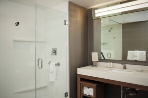 Douche, sèche-cheveux, serviettes fournies