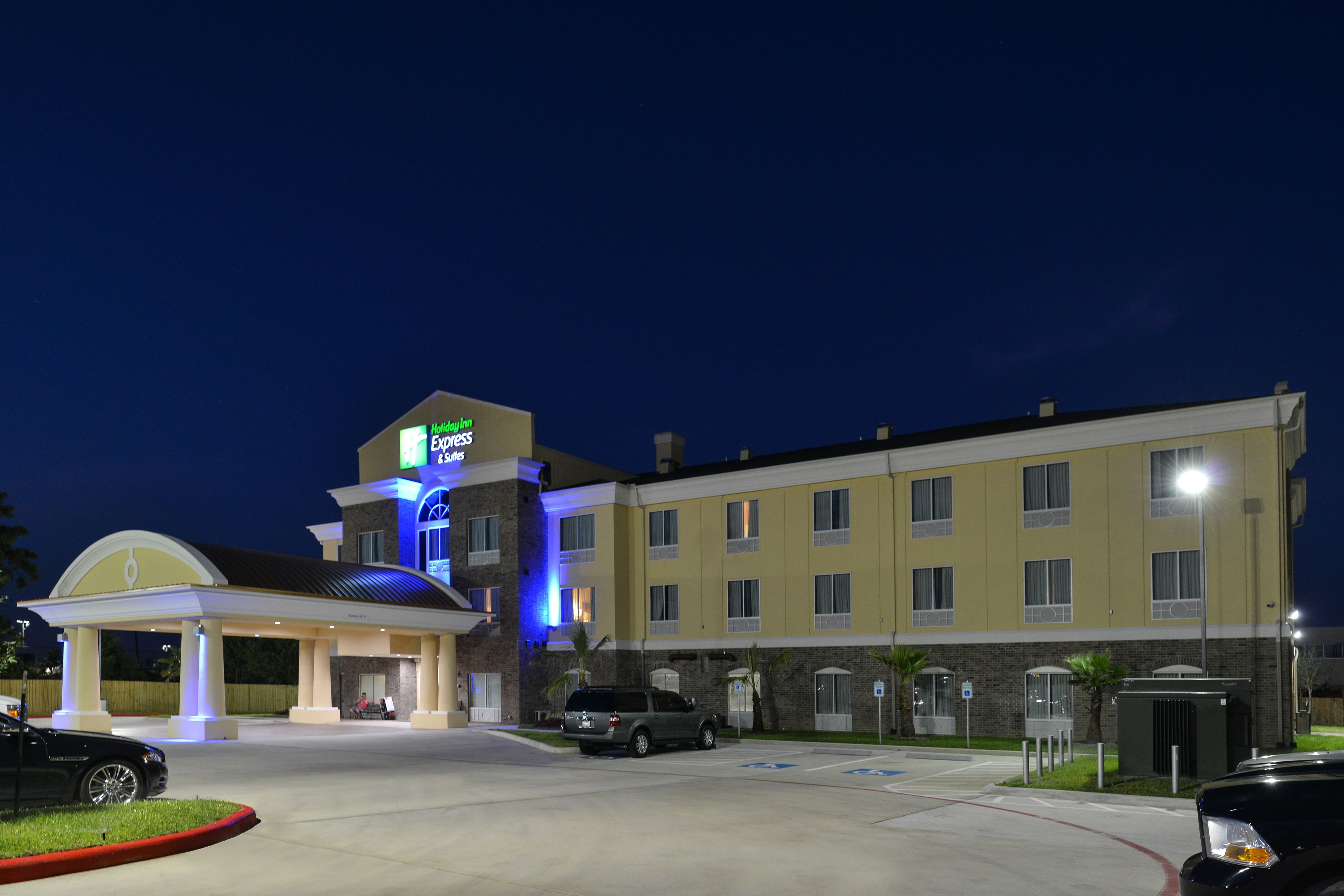 Un hôtel doté d’une station-service, de plusieurs étages et d’un parking.