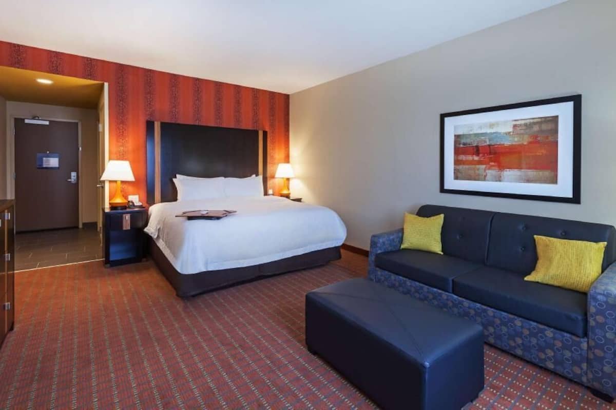 Caja de seguridad en la habitación y tabla de planchar con plancha