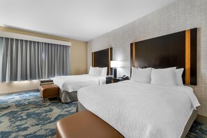 Chambre, 2 grands lits, accessible aux personnes à mobilité réduite, baignoire | Coffres-forts dans les chambres, fer et planche à repasser