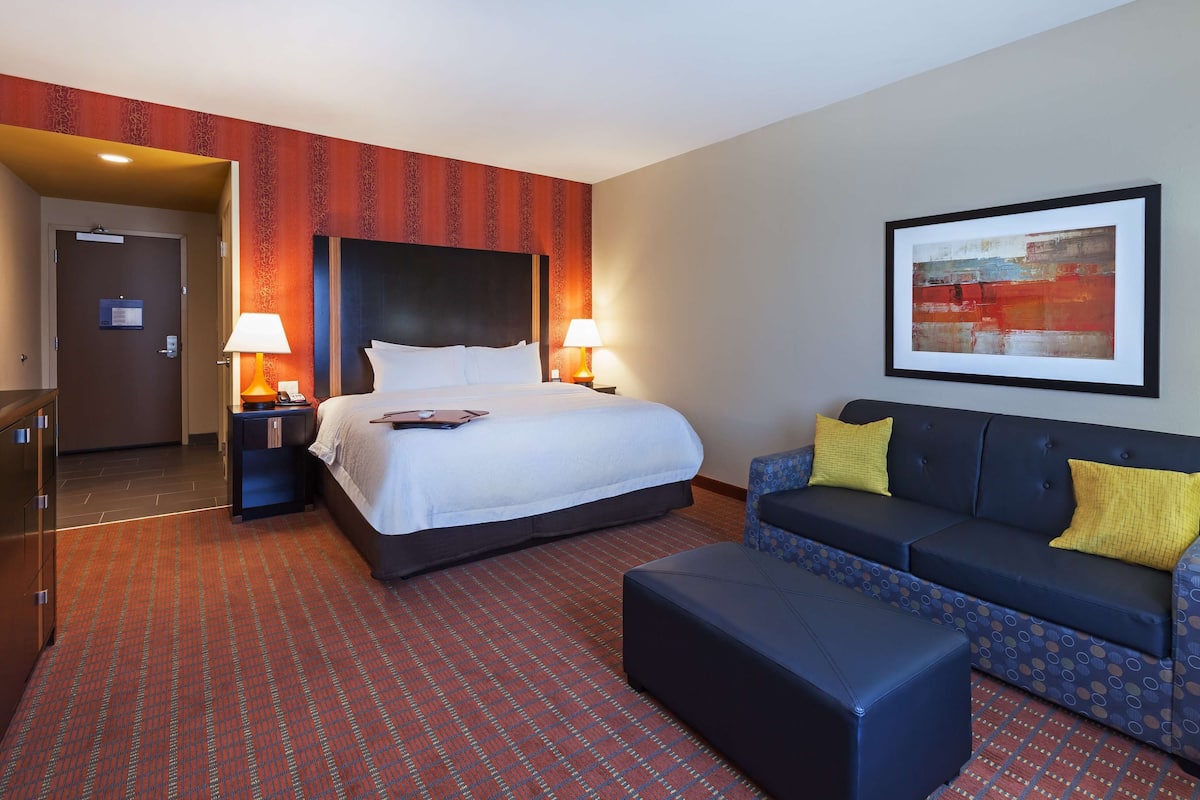 Chambre, 1 très grand lit, non-fumeurs, réfrigérateur | Coffres-forts dans les chambres, fer et planche à repasser