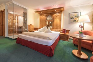 Dobbeltrom – deluxe | Sengetøy av topp kvalitet, minibar, safe på rommet og skrivebord