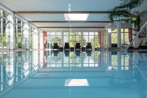 Innenpool, Außenpool (je nach Saison geöffnet), Liegestühle
