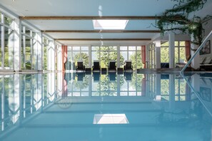 Una piscina cubierta, una piscina al aire libre de temporada, tumbonas