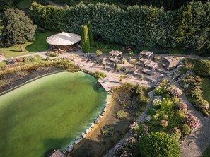 Camp de golf amb un prat d'herba, seients relaxants i una zona coberta per seure.