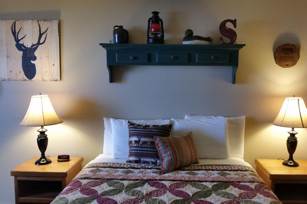 (C) Signature Room, 1 Queen Bed, Kitchen, Ocean View (No Children or Pets) | 1 slaapkamer, gratis wifi, beddengoed