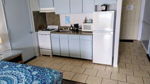 (A) Standard Room, 1 Queen Bed, Ground Floor (Pet Friendly) | Privékeuken | Een koelkast/vriezer, een magnetron, een oven, een kookplaat