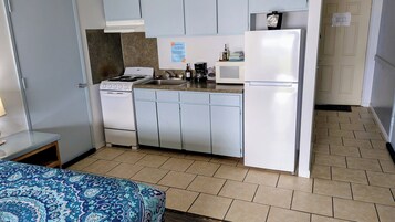 Refrigerador con freezer, microondas, horno, placa de cocina