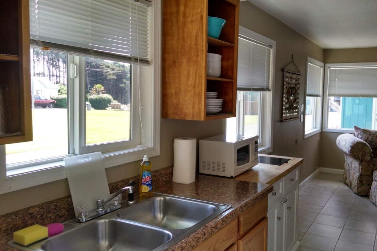 Eenvoudige cottage, 2 slaapkamers, niet-roken, open haard (Non-View Cottage (Pet-Friendly)) | Woonruimte | Een 32-inch flatscreentelevisie met kabelzenders en een televisie