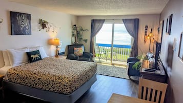 (C) Signature Room, 1 Queen Bed, Kitchen, Ocean View (No Children or Pets)