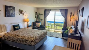 (C) Signature Room, 1 Queen Bed, Kitchen, Ocean View (No Children or Pets) | Free WiFi, bed sheets - Silver Surf Motel (Yachats)