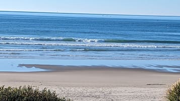 Na praia, prática de vôlei de praia 