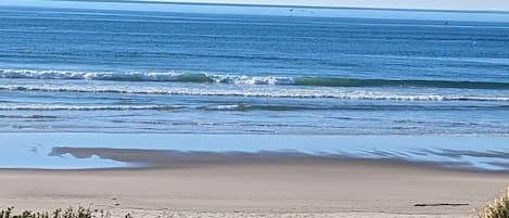 Na praia, prática de vôlei de praia