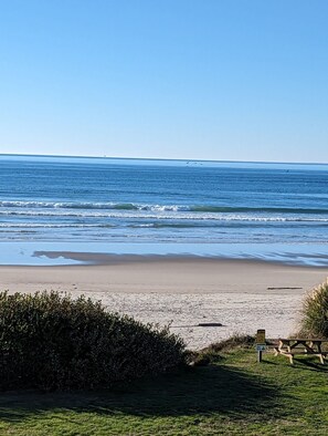Na praia, prática de vôlei de praia 