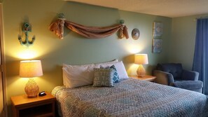 (D) Signature Room, 1 King Bed, Kitchen, Ocean View (No Children or Pets) | Free WiFi, bed sheets - Silver Surf Motel (Yachats)