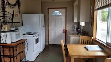 (G) Cottage, 2 Queen Beds, Ocean View (Pet Friendly) | 전용 주방 | 대용량 냉장고, 전자레인지, 오븐, 쿡탑