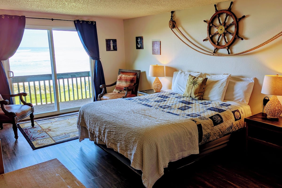 (D) Signature Room, 1 King Bed, Kitchen, Ocean View (No Children or Pets) | Free WiFi, bed sheets