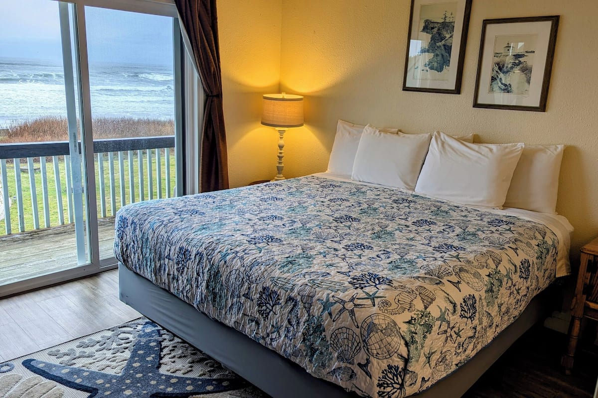 Signature suite, 1 kingsize bed met slaapbank, balkon (King Suite (0 Pet - Adult Only)) | 1 slaapkamer, gratis wifi, beddengoed