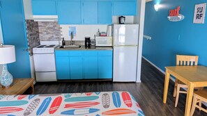 (C) Signature Room, 1 Queen Bed, Kitchen, Ocean View (No Children or Pets) | Free WiFi, bed sheets - Silver Surf Motel (Yachats)