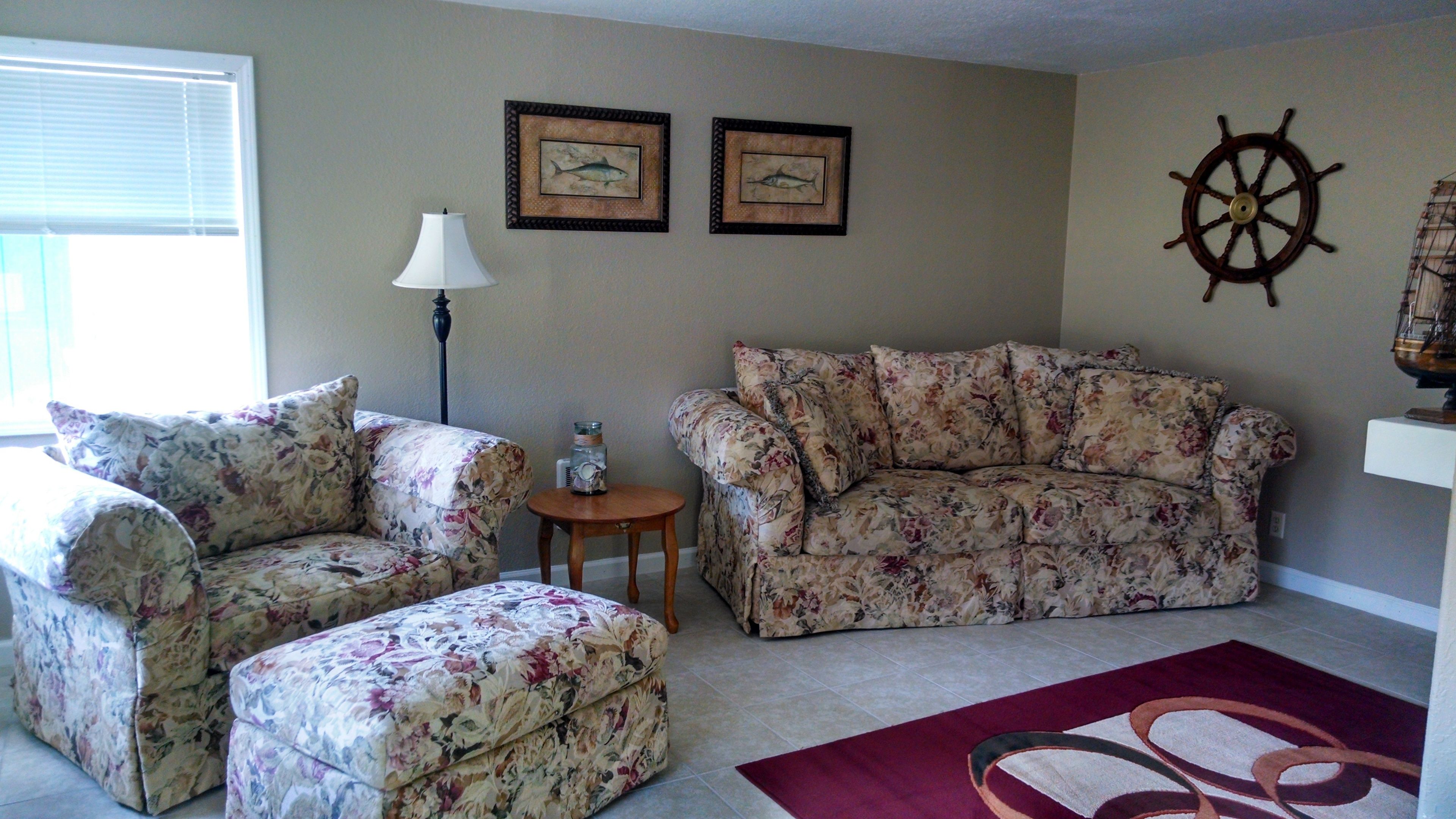 (E) Cottage, 2 Queen Beds, No View (No Pets) | Sala de estar | Televisión de pantalla plana de 32 pulgadas con canales por cable