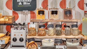 بوفيه فطور يوميًا بتكلفة قدرها (9.50 EUR للشخص)