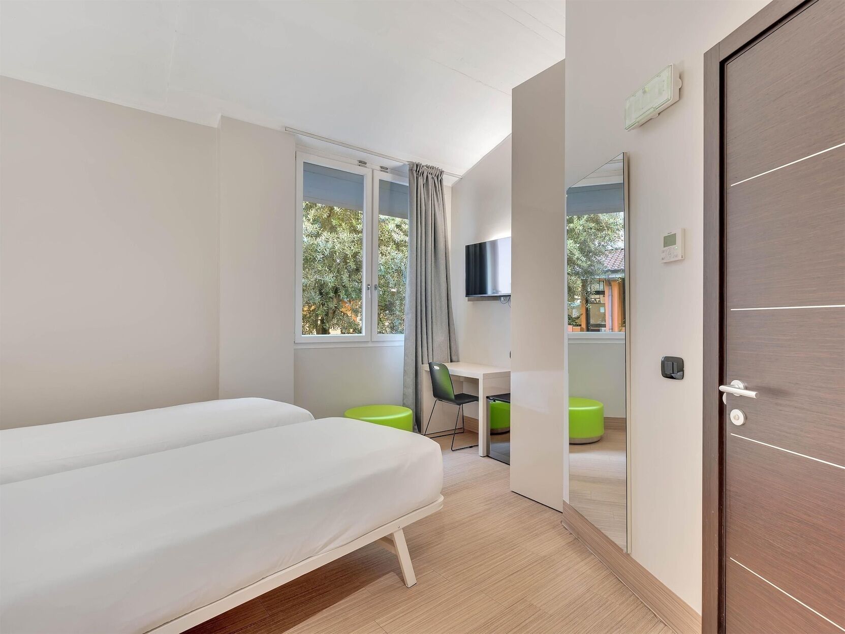 Cofres nos quartos, escrivaninha, cortinas blackout, Wi-Fi de cortesia
