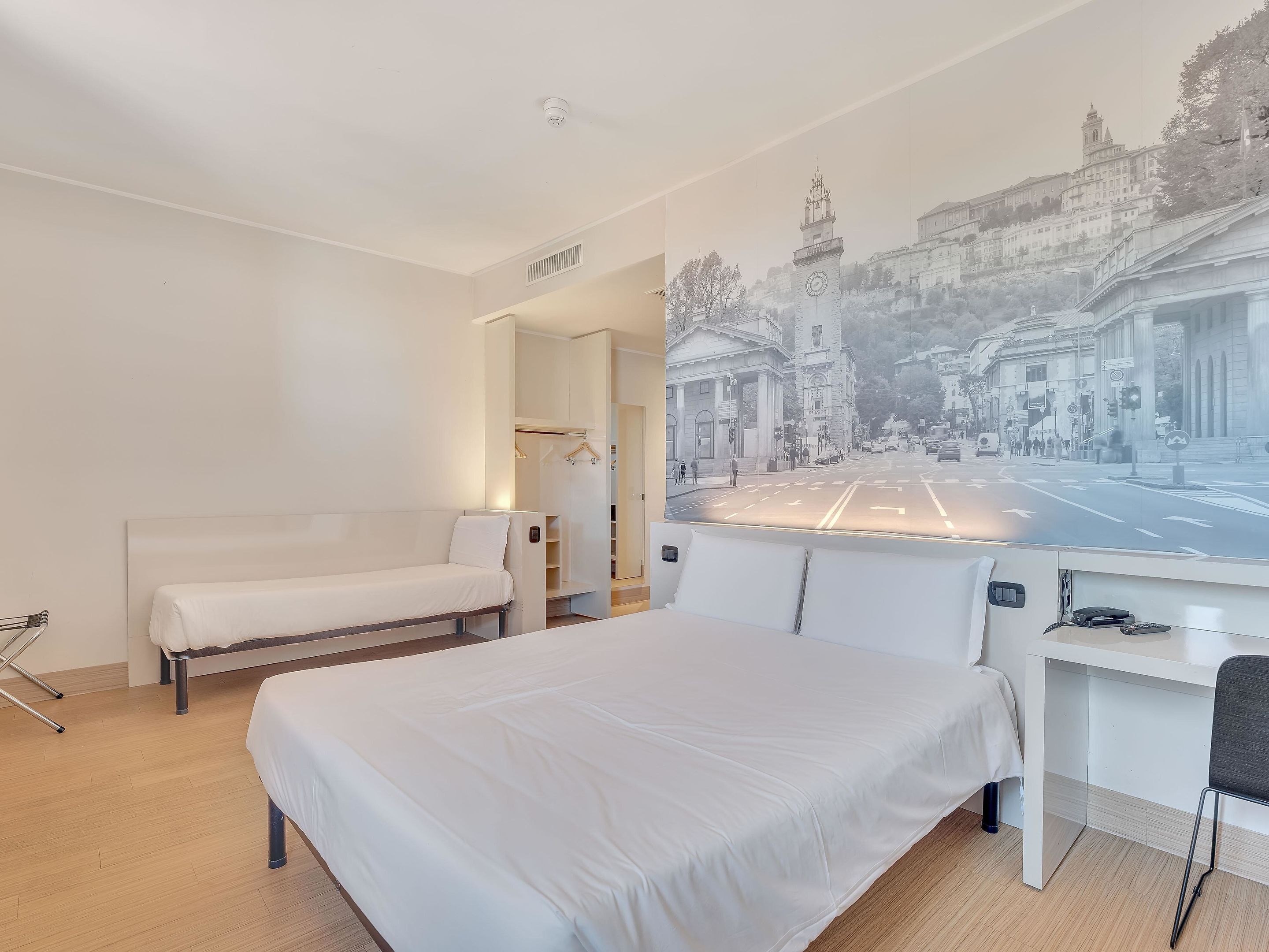 Standard trippelrum - icke-rökare | Värdeförvaringsskåp på rummet, skrivbord och mörkläggningsgardiner