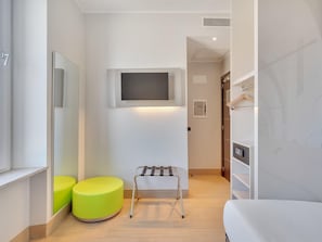 1 bedroom, in-room safe, desk, blackout curtains