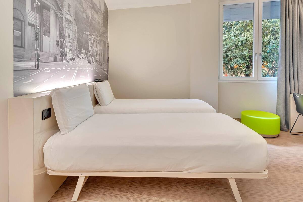 Twin Room | 1 bilik tidur, peti besi dalam bilik, meja, langsir/tirai gelap terus