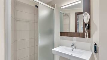 Dusche, kostenlose Toilettenartikel, Haartrockner, Bidet