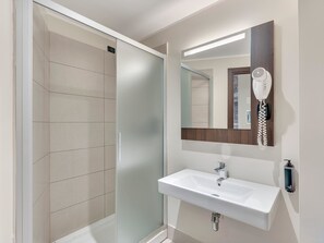 淋浴设施、免费洗浴用品、吹风机、坐浴桶